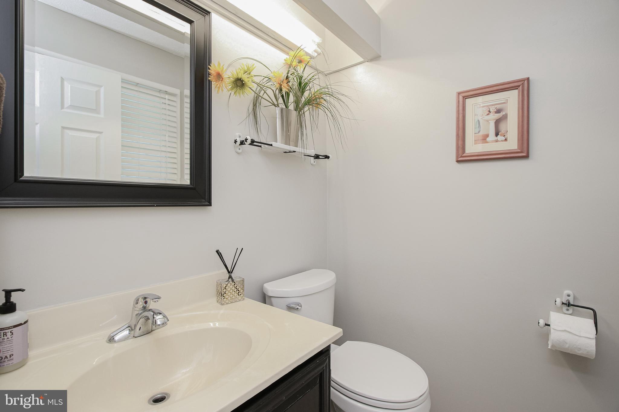 17107 Spates Hill Road Poolesville, MD 20837 - Photo 19 of 50 1/2 bath on main level