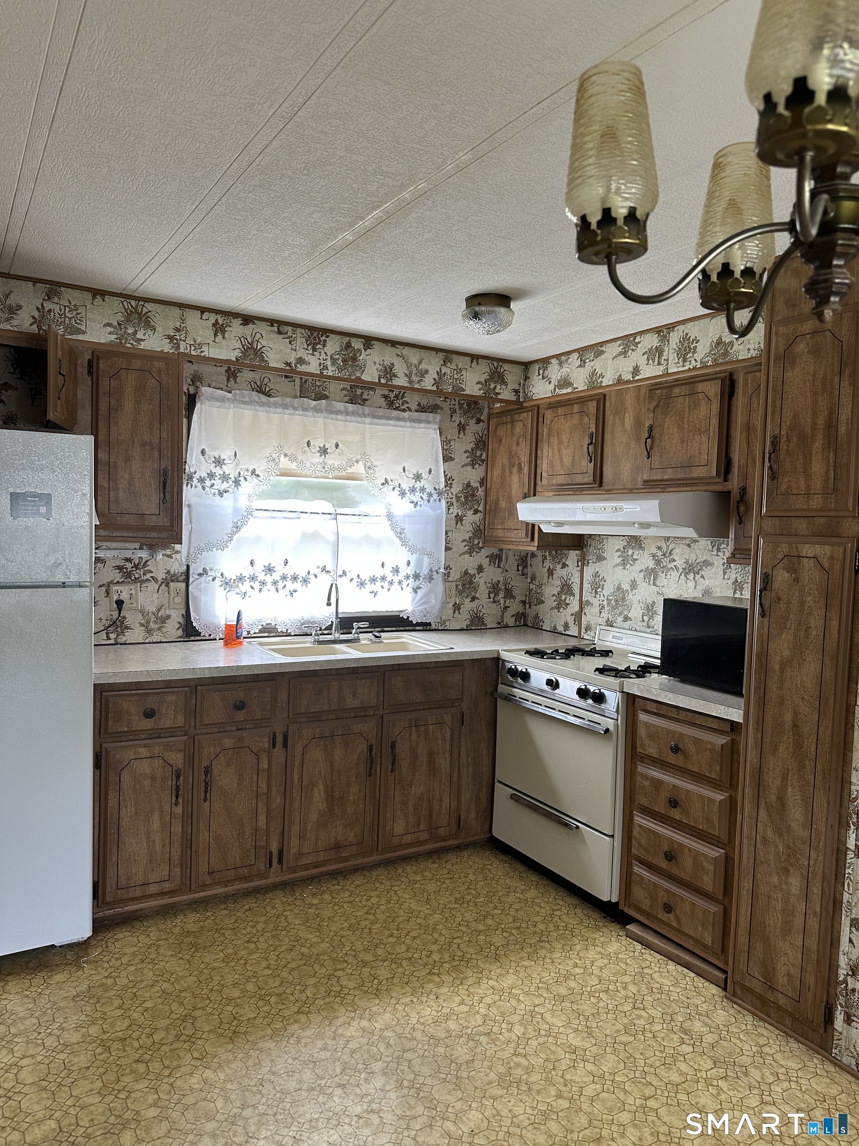 46 Edstrom Road Marlborough, CT 06447 - Photo 10 of 17 Kitchen