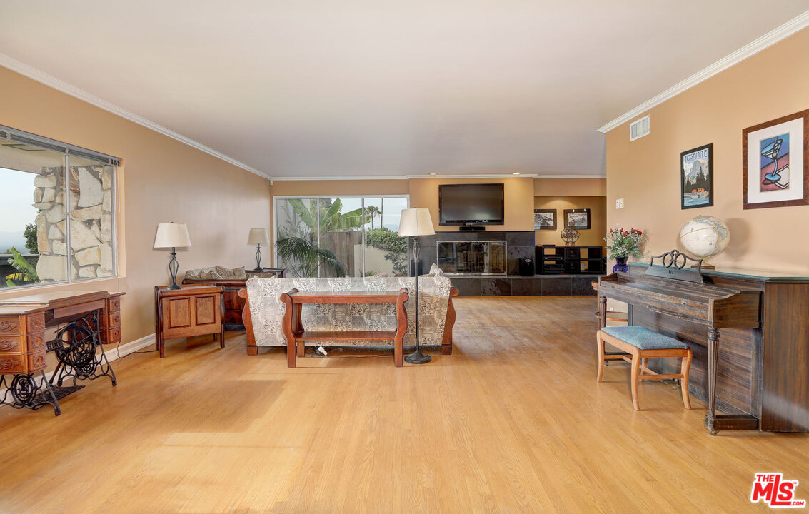 3914 Deervale Drive Sherman Oaks, CA 91403 - Photo 3 of 22