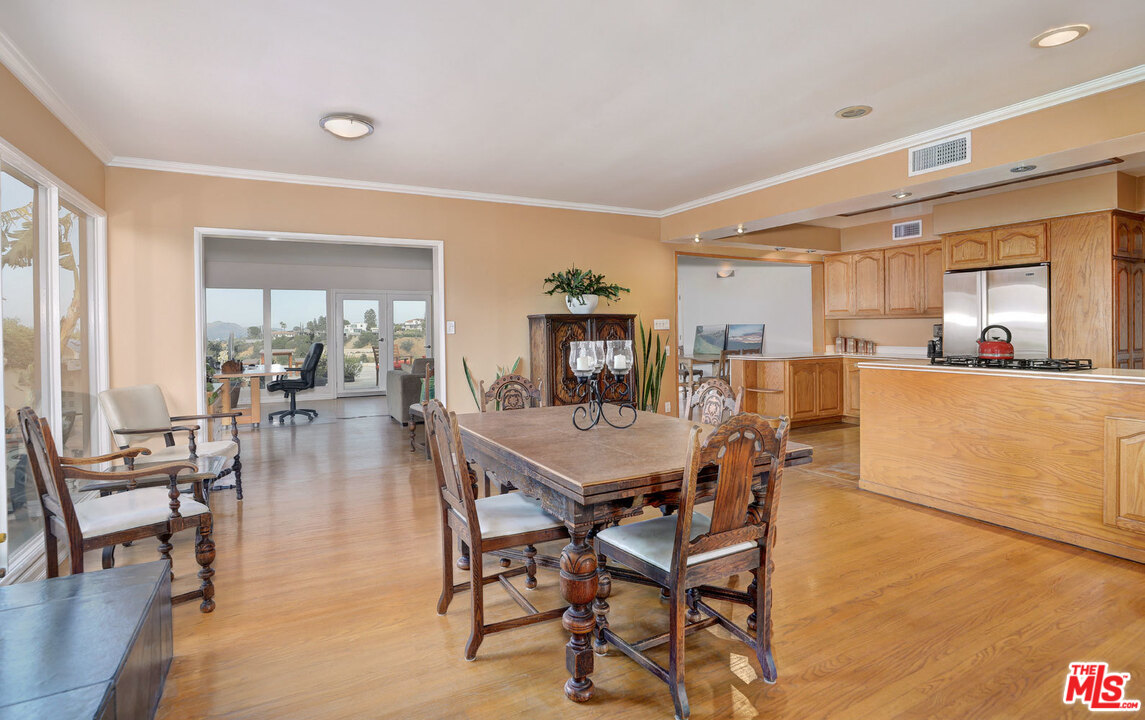 3914 Deervale Drive Sherman Oaks, CA 91403 - Photo 5 of 22