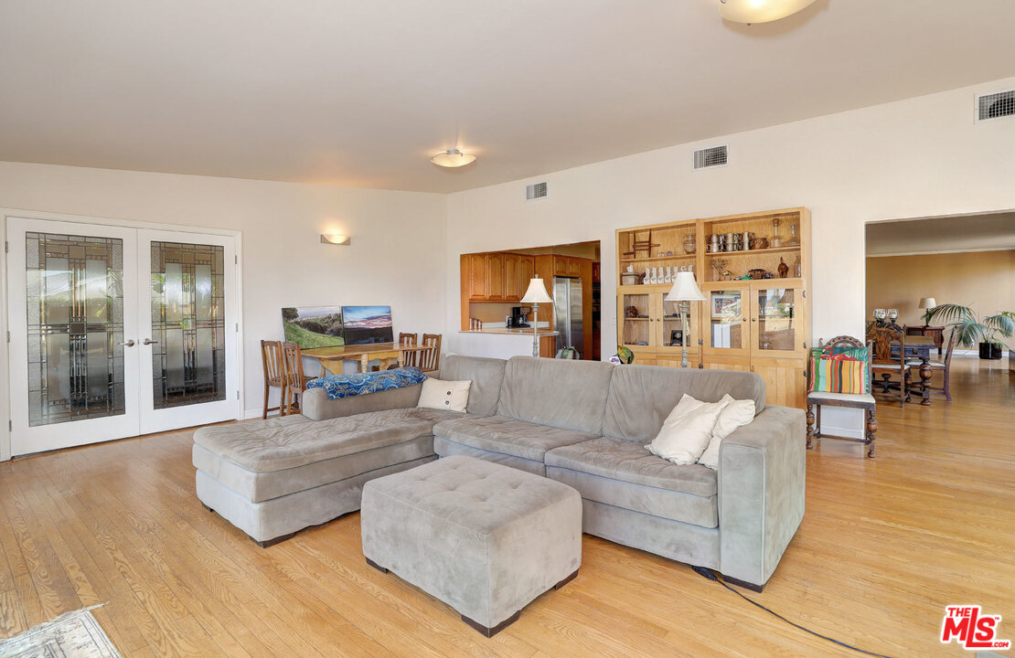 3914 Deervale Drive Sherman Oaks, CA 91403 - Photo 10 of 22