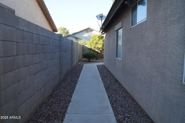 a view of a pathway with a pathway