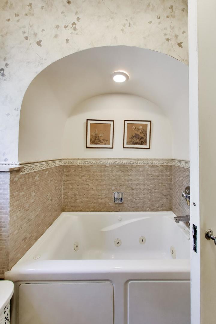 2629 North Troy Street Chicago, IL 60647 - Photo 10 of 16 a bathroom with a bathtub