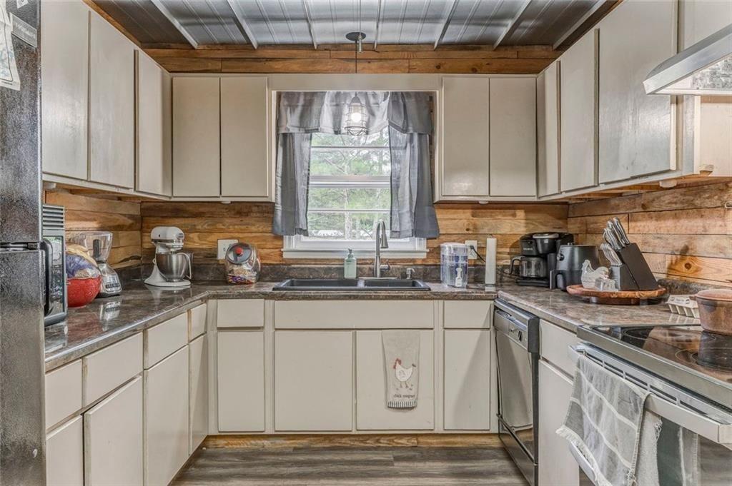4244 Prior Station Road Cedartown, GA 30125 - Photo 34 of 51 a kitchen with stainless steel appliances granite countertop a sink a stove and a microwave