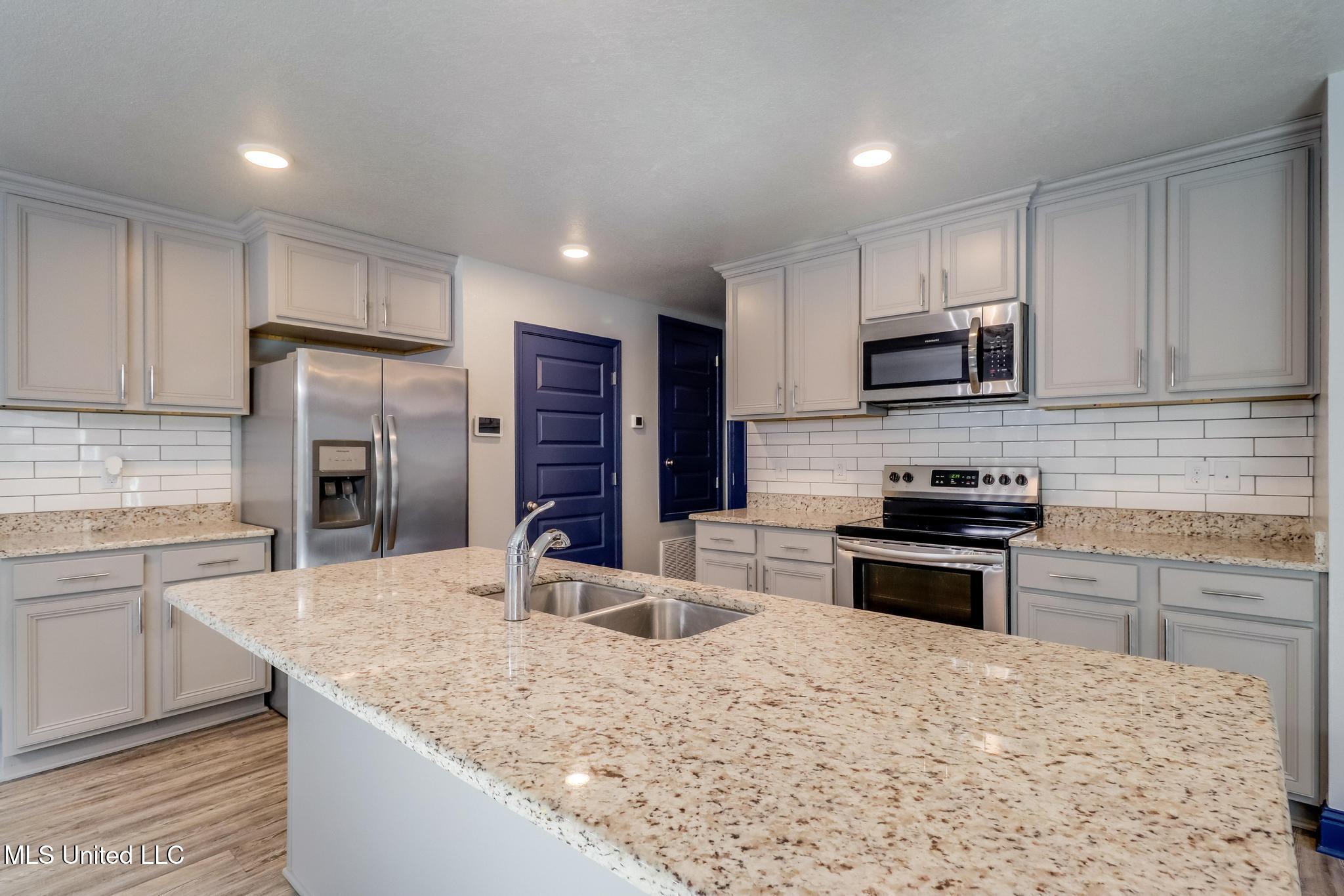 5261 Overland Drive Biloxi, MS 39532 - Photo 5 of 27 IMG_2470