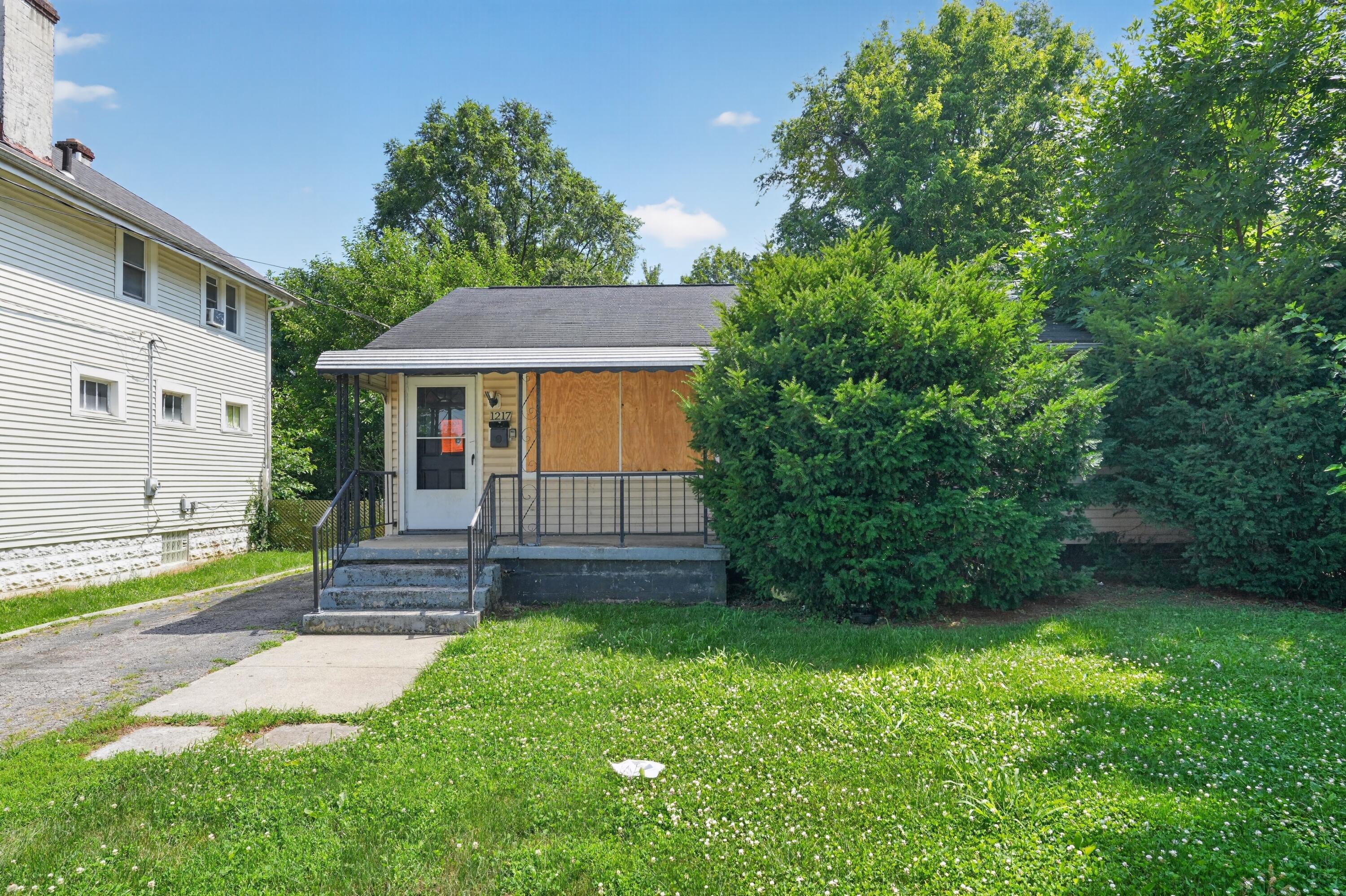 1217 Smith Road Columbus, OH 43207 - Photo 1 of 16 01_1217_Smith_Rd-Exterior-rd-3