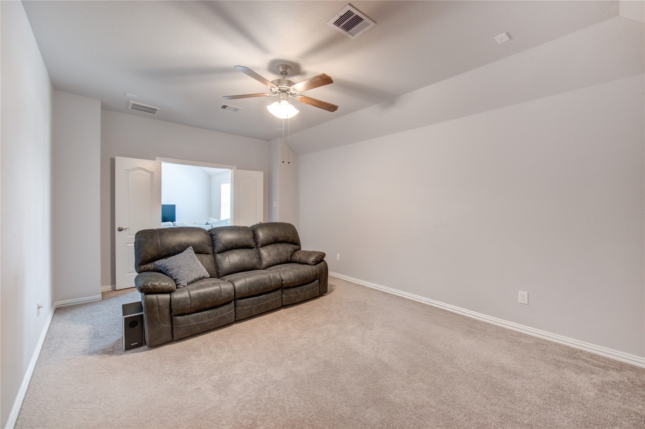 13838 Sturcombe Gln Trail Rosharon, TX 77583 - Photo 32 of 44 a living room with furniture and a chandelier
