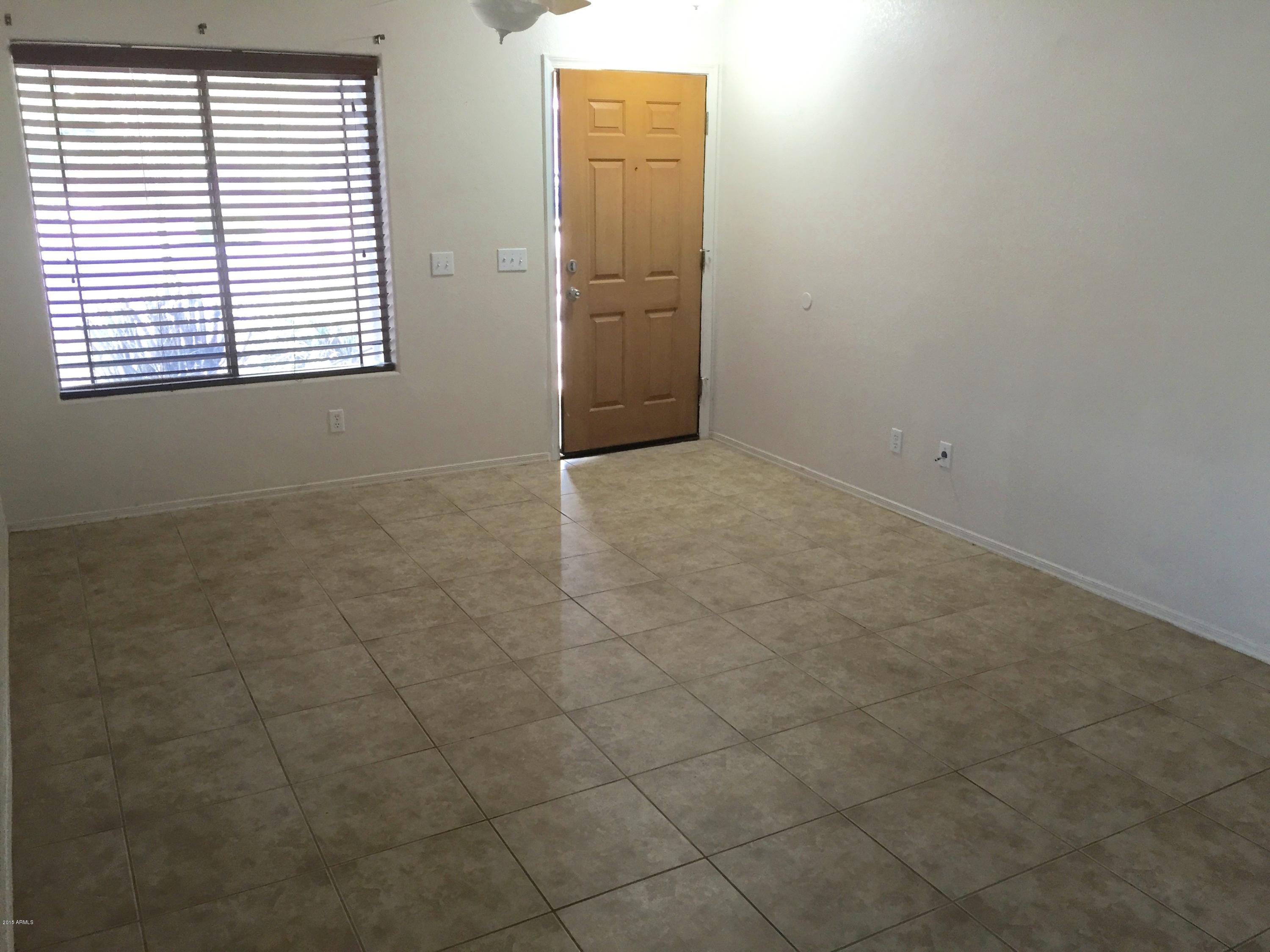 6518 West Riva Road Phoenix, AZ 85043 - Photo 4 of 16 Living Room