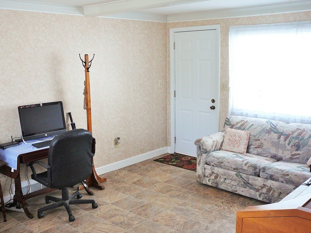 87 Winding Lane Springfield, MA 01118 - Photo 5 of 26