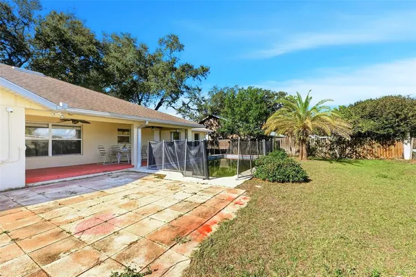 a view of an house with backyard and a garden