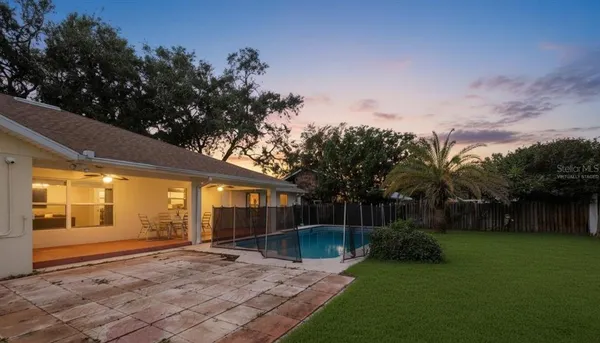 a view of a backyard