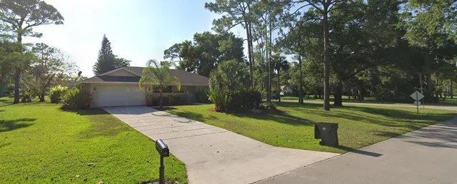 a view of a yard in front of a house