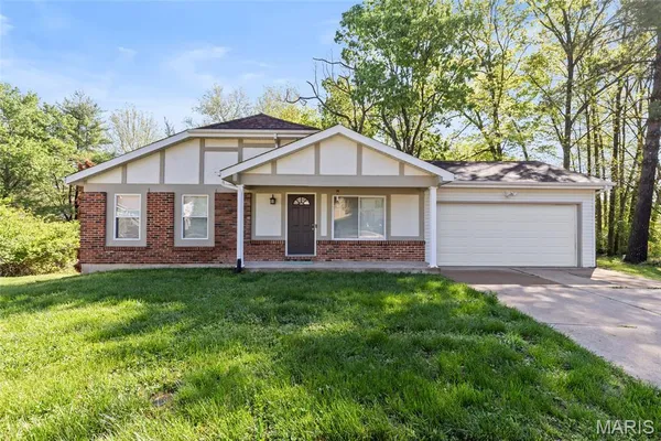 $300,000 | 433 Woodland Hill Court, Manchester, MO 63021