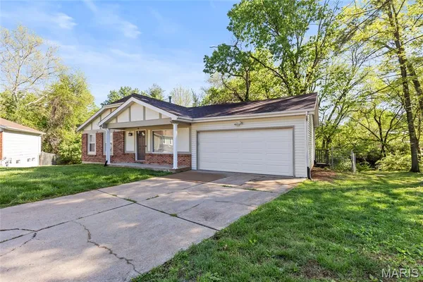 $300,000 | 433 Woodland Hill Court, Manchester, MO 63021