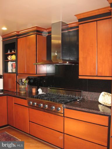 5301 Ravensworth Road Springfield, VA 22151 - Photo 2 of 27 Kitchen