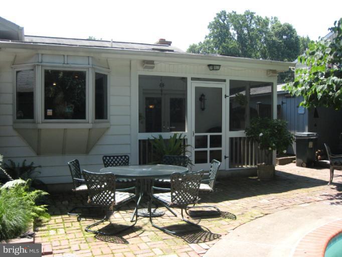 5301 Ravensworth Road Springfield, VA 22151 - Photo 11 of 27 Exterior (Rear)