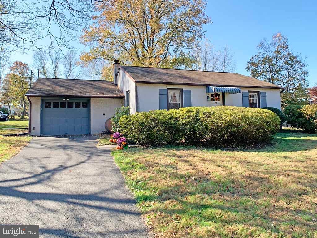 425 Springbrook Lane Hatboro, PA 19040 - Photo 2 of 27 Front View of this Lovely Home!
