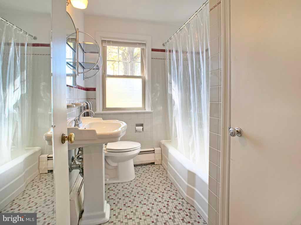 425 Springbrook Lane Hatboro, PA 19040 - Photo 14 of 27 Hall Full Bath with Linen Closet