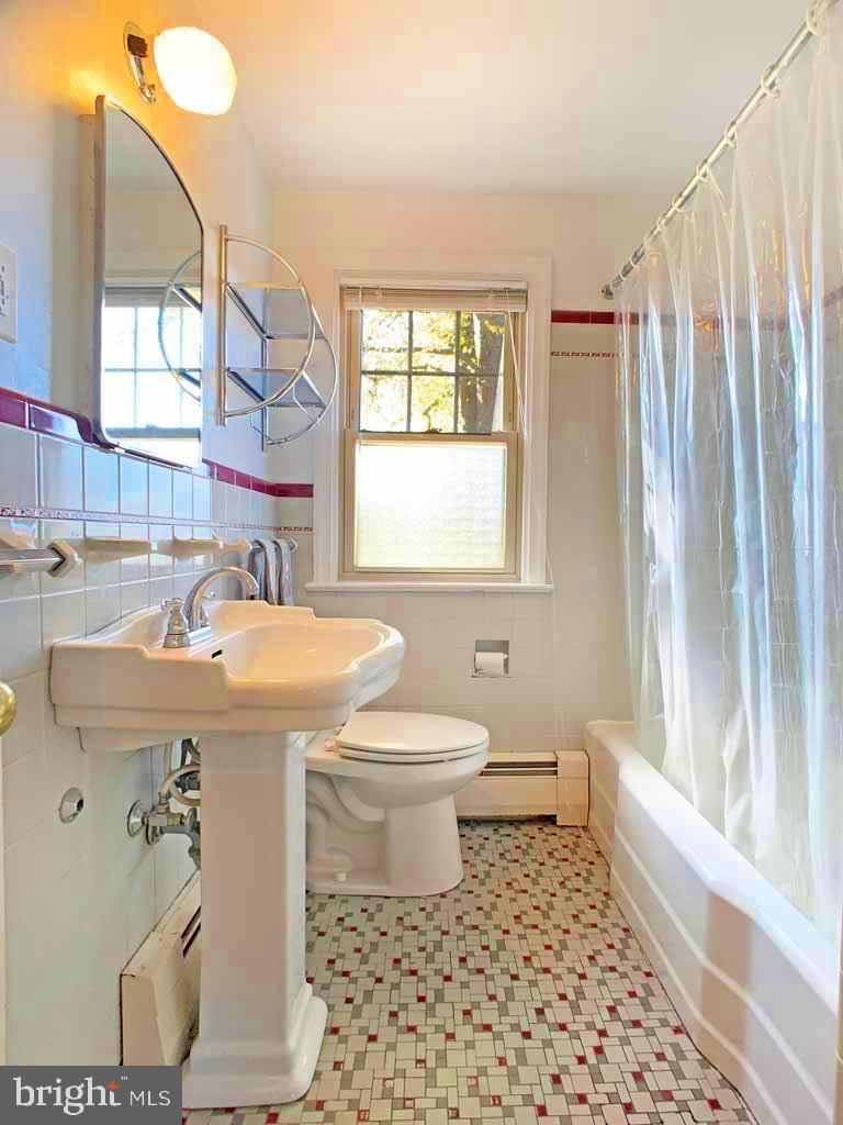 425 Springbrook Lane Hatboro, PA 19040 - Photo 15 of 27 Hall Full Bath with Linen Closet