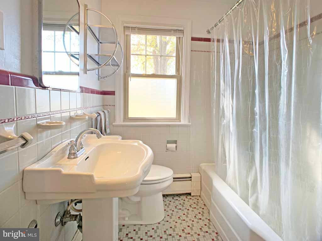 425 Springbrook Lane Hatboro, PA 19040 - Photo 16 of 27 Hall Full Bath with Linen Closet