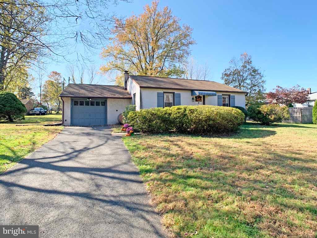 425 Springbrook Lane Hatboro, PA 19040 - Photo 18 of 27 Front View of this Lovely Home!
