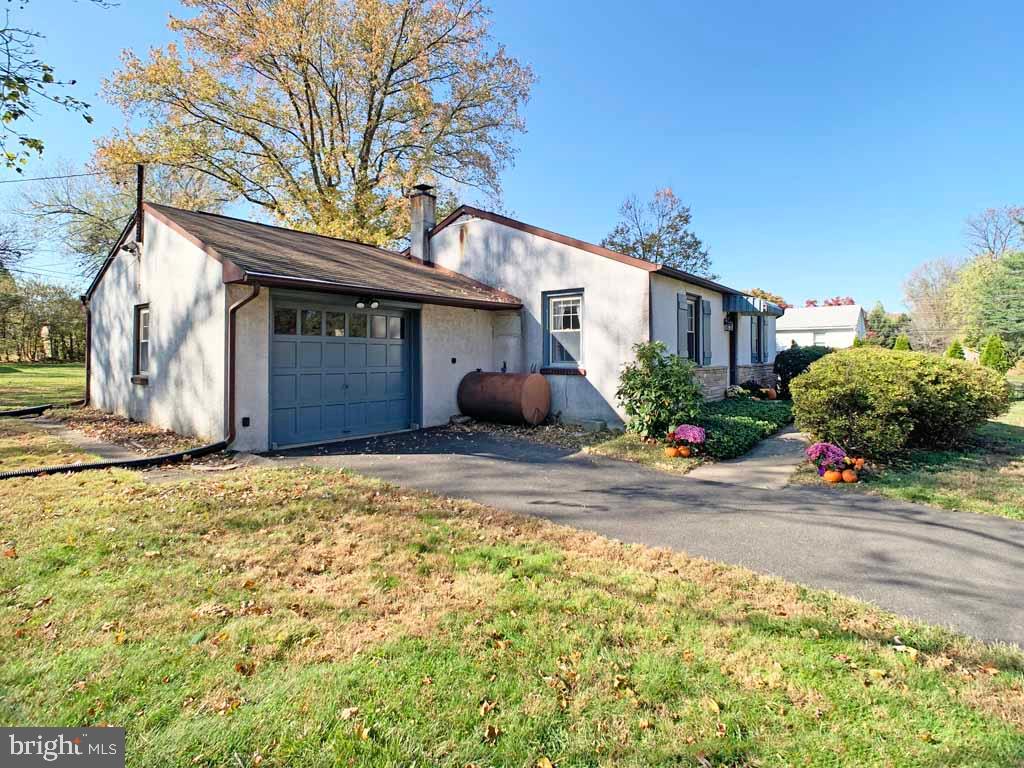 425 Springbrook Lane Hatboro, PA 19040 - Photo 19 of 27 Side View of this Lovely Home!