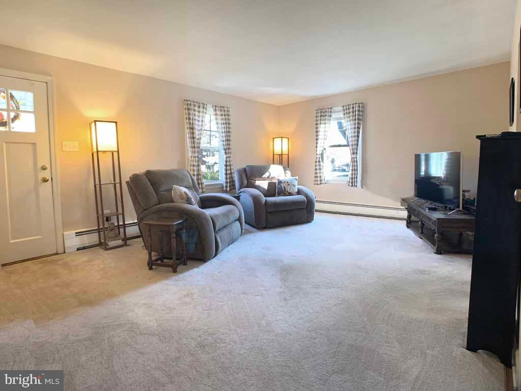 425 Springbrook Lane Hatboro, PA 19040 - Photo 3 of 27 Bright Living Room