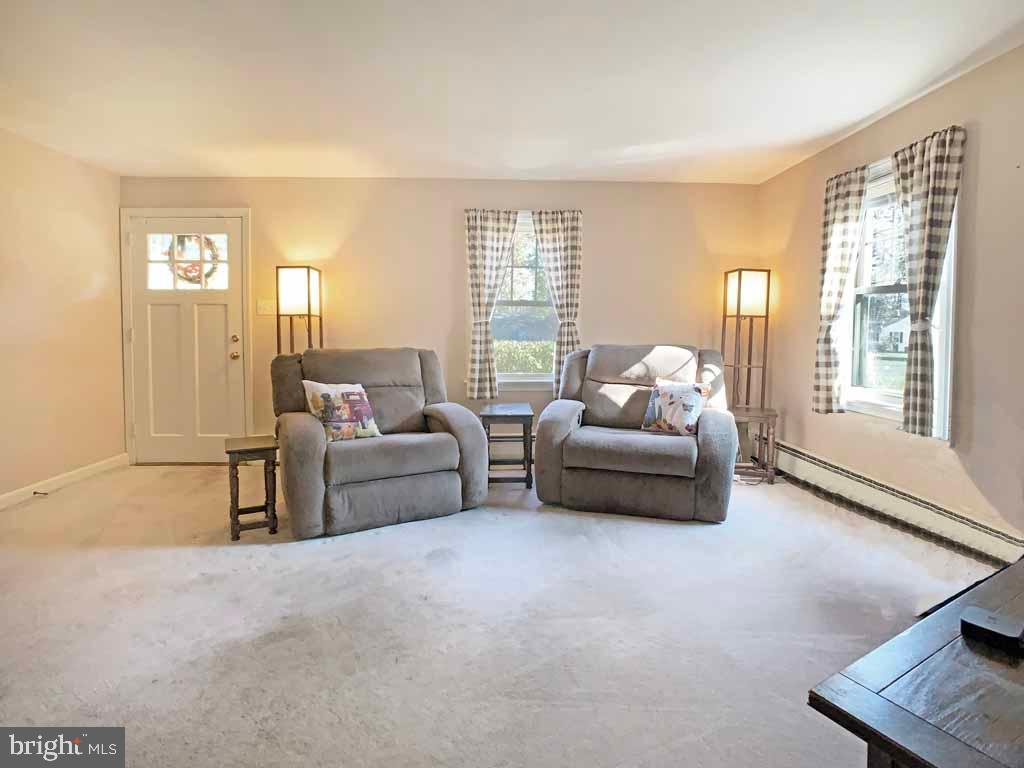 425 Springbrook Lane Hatboro, PA 19040 - Photo 4 of 27 Bright Living Room