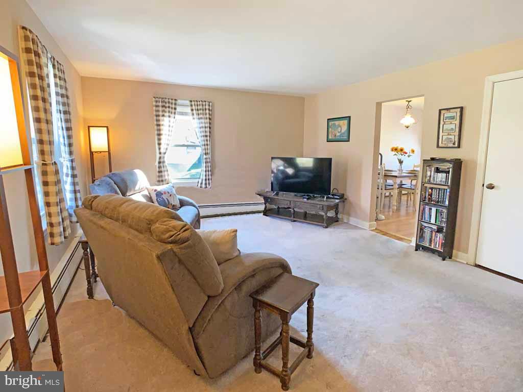 425 Springbrook Lane Hatboro, PA 19040 - Photo 5 of 27 Bright Living Room