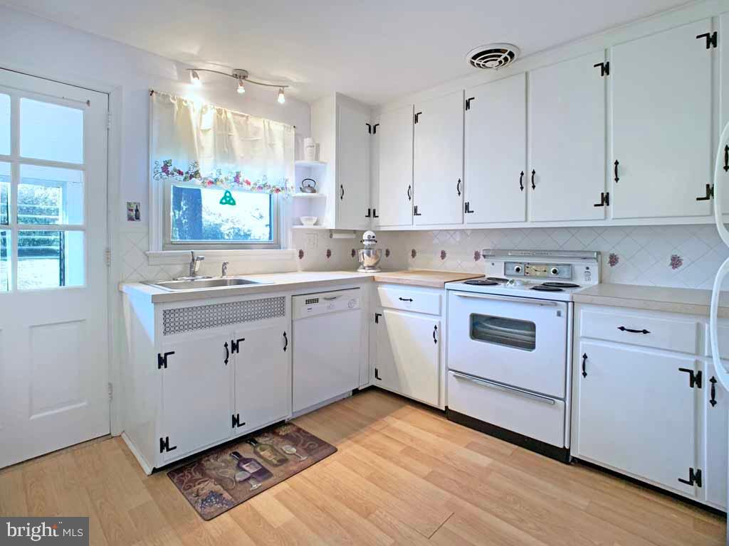 425 Springbrook Lane Hatboro, PA 19040 - Photo 6 of 27 Generous-sized Eat-in-Kitchen