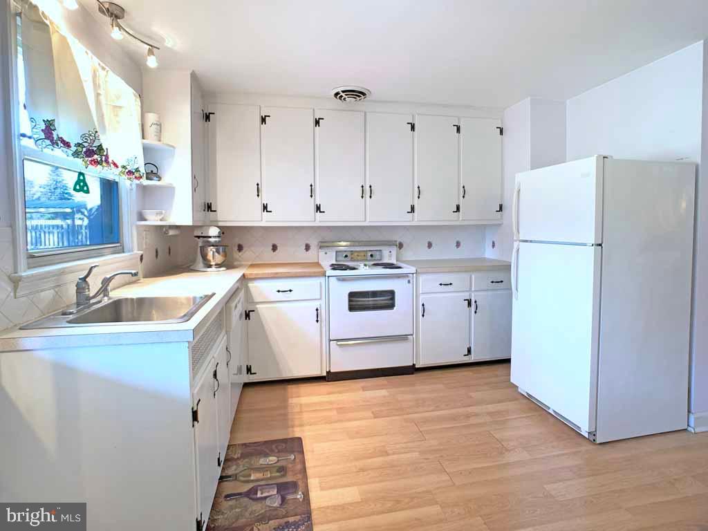 425 Springbrook Lane Hatboro, PA 19040 - Photo 7 of 27 Generous-sized Eat-in-Kitchen