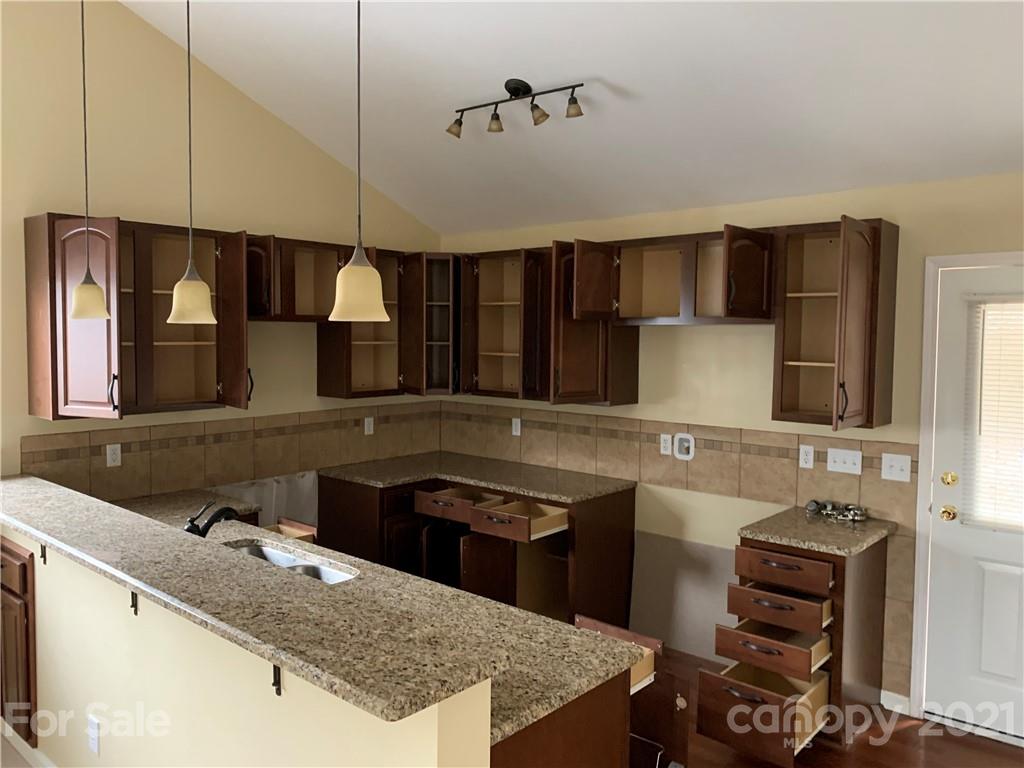 8060 Summit Ridge Drive Catawba, NC 28609 - Photo 8 of 32 a kitchen with a stove a sink and a refrigerator
