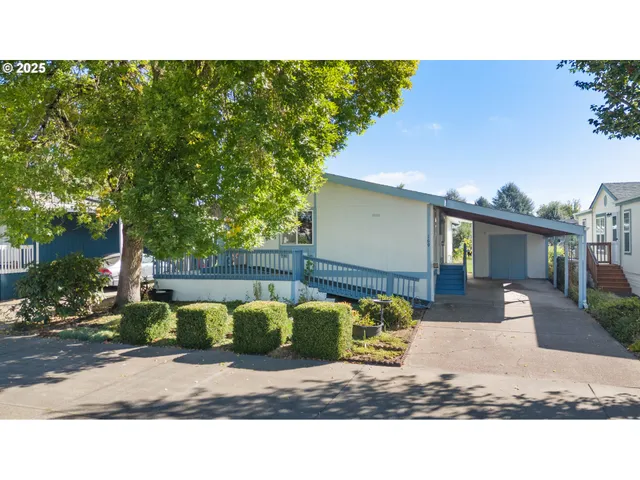 a view of a house with backyard
