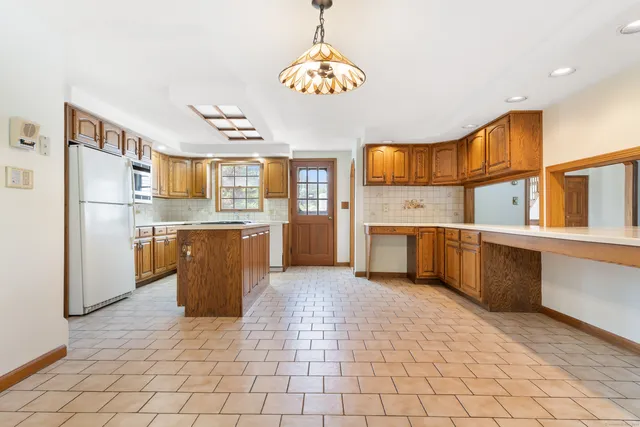 $749,000 | 200 Damascus Road, Branford, CT 06405