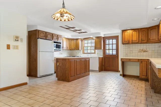 $749,000 | 200 Damascus Road, Branford, CT 06405