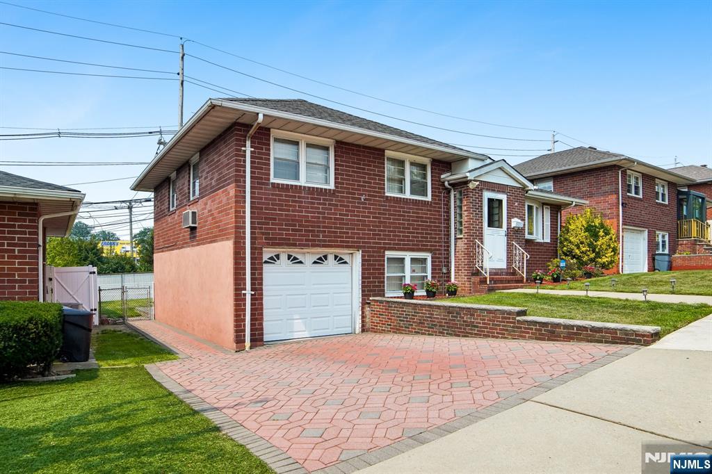 28 Pikeview Terrace Secaucus, NJ 07094 - Photo 2 of 15