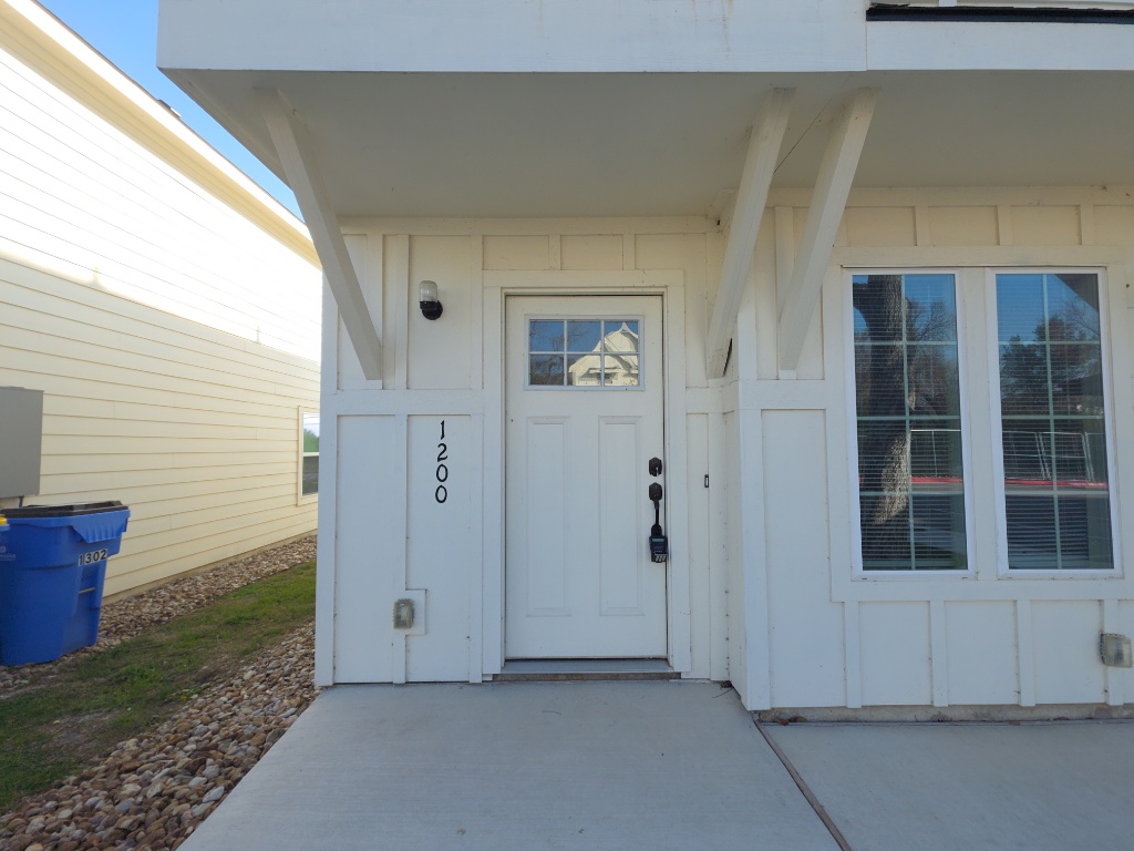 2002 West 2nd Street, Unit 1200 Taylor, TX 76574 - Photo 2 of 11 Entrance to unit