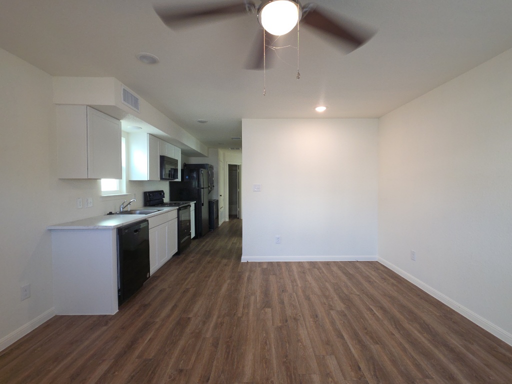 2002 West 2nd Street, Unit 1200 Taylor, TX 76574 - Photo 4 of 11 Dining area