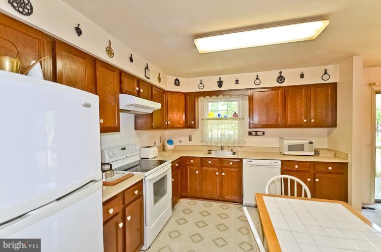 8800 Winding Hollow Way Springfield, VA 22152 - Photo 2 of 22 Kitchen