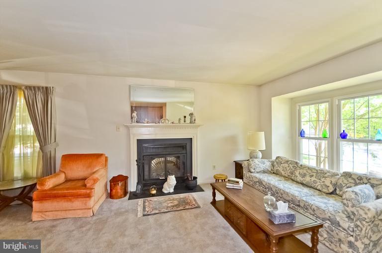 8800 Winding Hollow Way Springfield, VA 22152 - Photo 14 of 22 Living Room