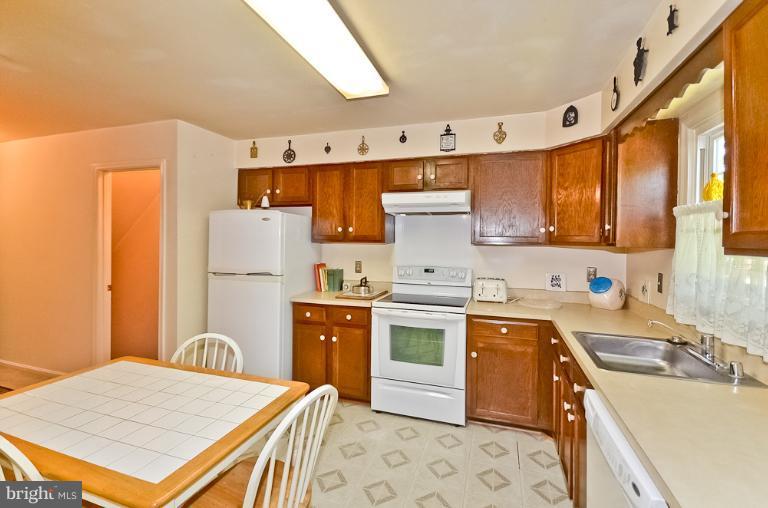 8800 Winding Hollow Way Springfield, VA 22152 - Photo 15 of 22 Kitchen