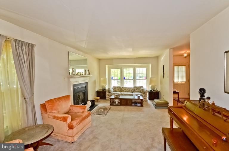 8800 Winding Hollow Way Springfield, VA 22152 - Photo 18 of 22 Living Room