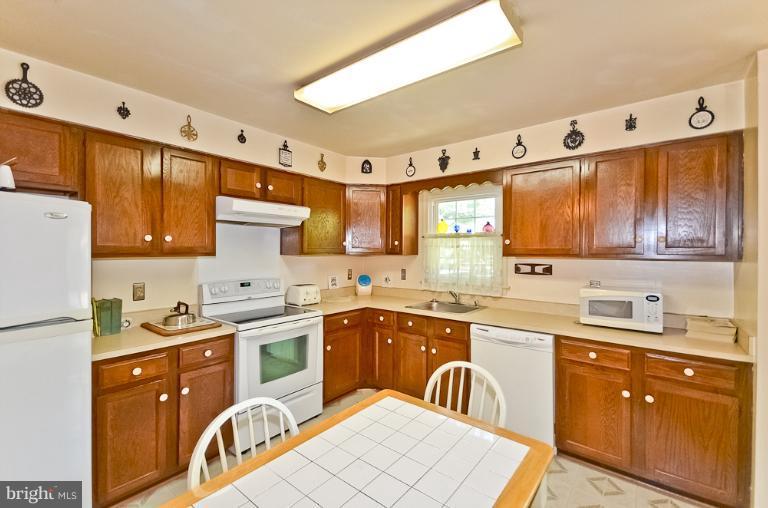 8800 Winding Hollow Way Springfield, VA 22152 - Photo 19 of 22 Kitchen