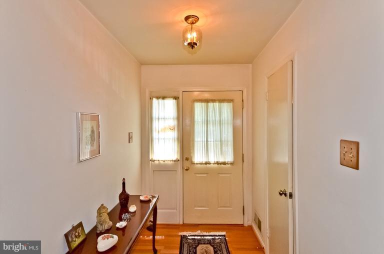 8800 Winding Hollow Way Springfield, VA 22152 - Photo 5 of 22 Entry