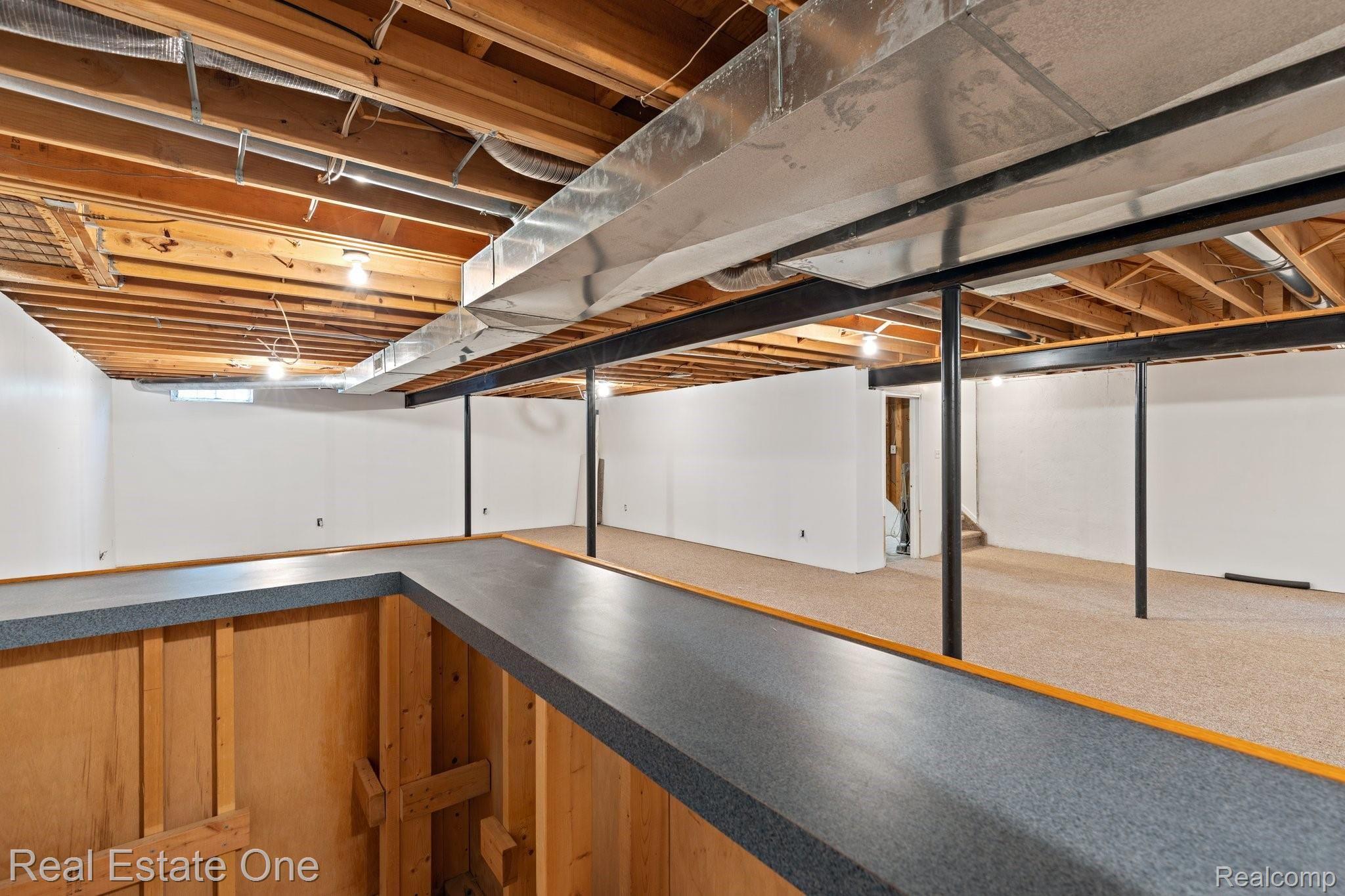 50009 Riverside Drive Macomb, MI 48044 - Photo 20 of 34 DRY BAR / OPPOSITE VIEW