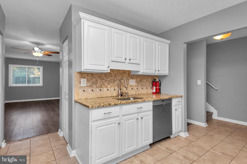 1065 Cedar Ridge Court Annapolis, MD 21403 - Photo 3 of 22 a kitchen with granite countertop a sink and cabinets