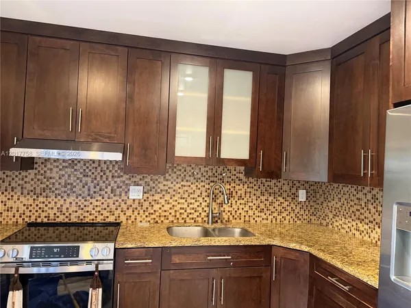 $2,600 | 421 Swallow Drive, Unit 12, Miami Springs, FL 33166