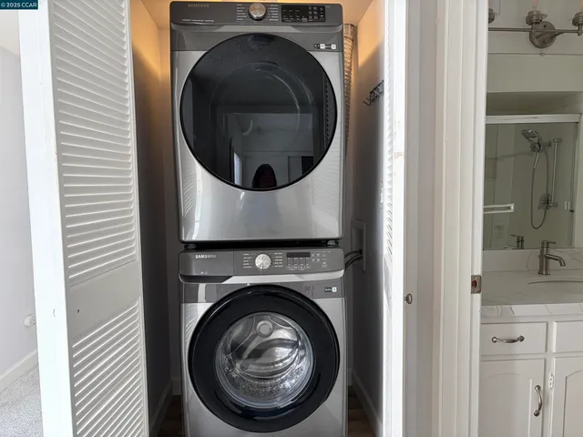 a close up view of a washer and dryer
