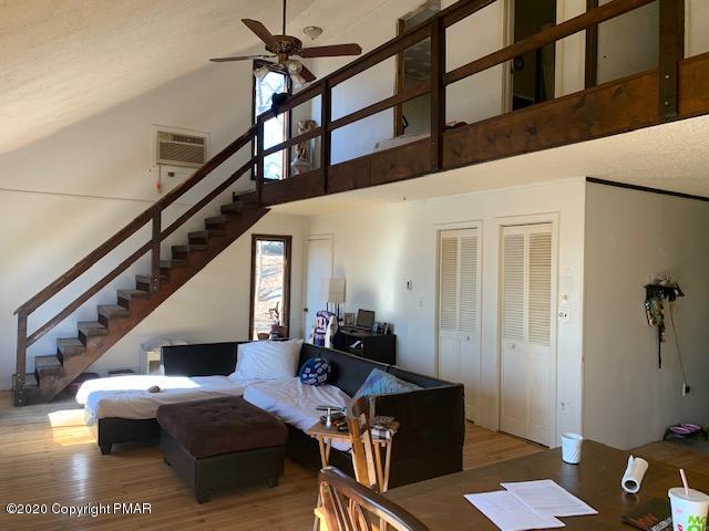 130 Elgin Way Bushkill, PA 18324 - Photo 4 of 12 Living Room
