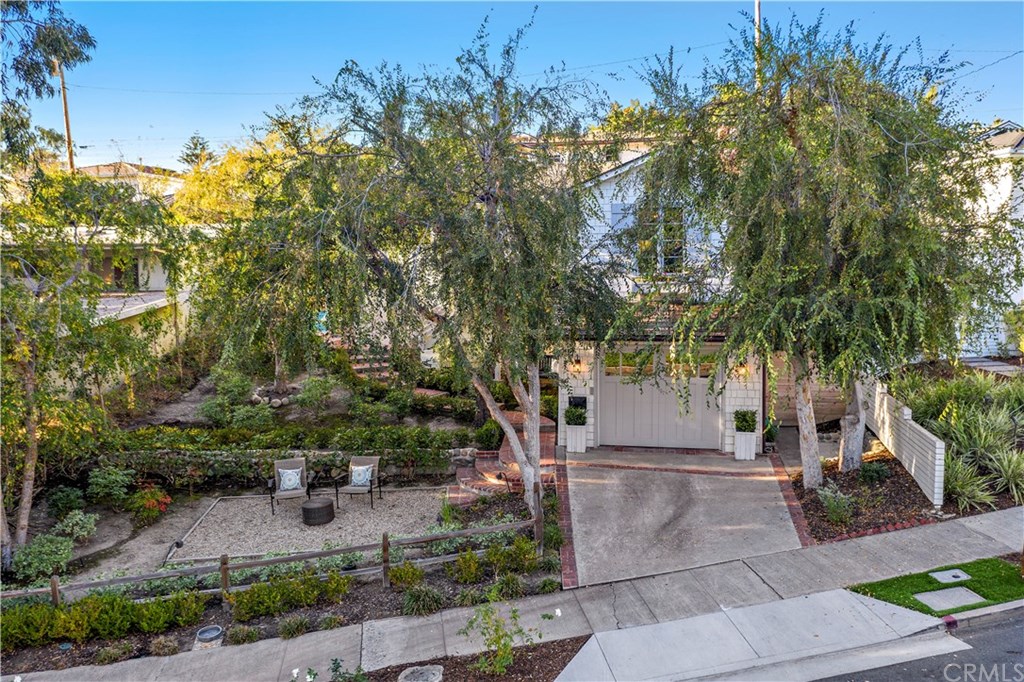 Peek-a-boo privacy from street.